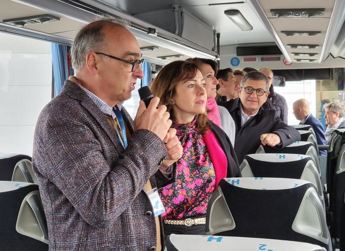 Au premier plan, Vincent Lemaire (PDG de Safra) et Carole Delga (présidente de la Région Occitanie) ont présenté les premiers cars à hydrogène rétrofités d'Europe, mercredi 17 avril 2024 à Albi, dans le Tarn. (Photo : Anthony Assémat - Entreprises Occitanie)