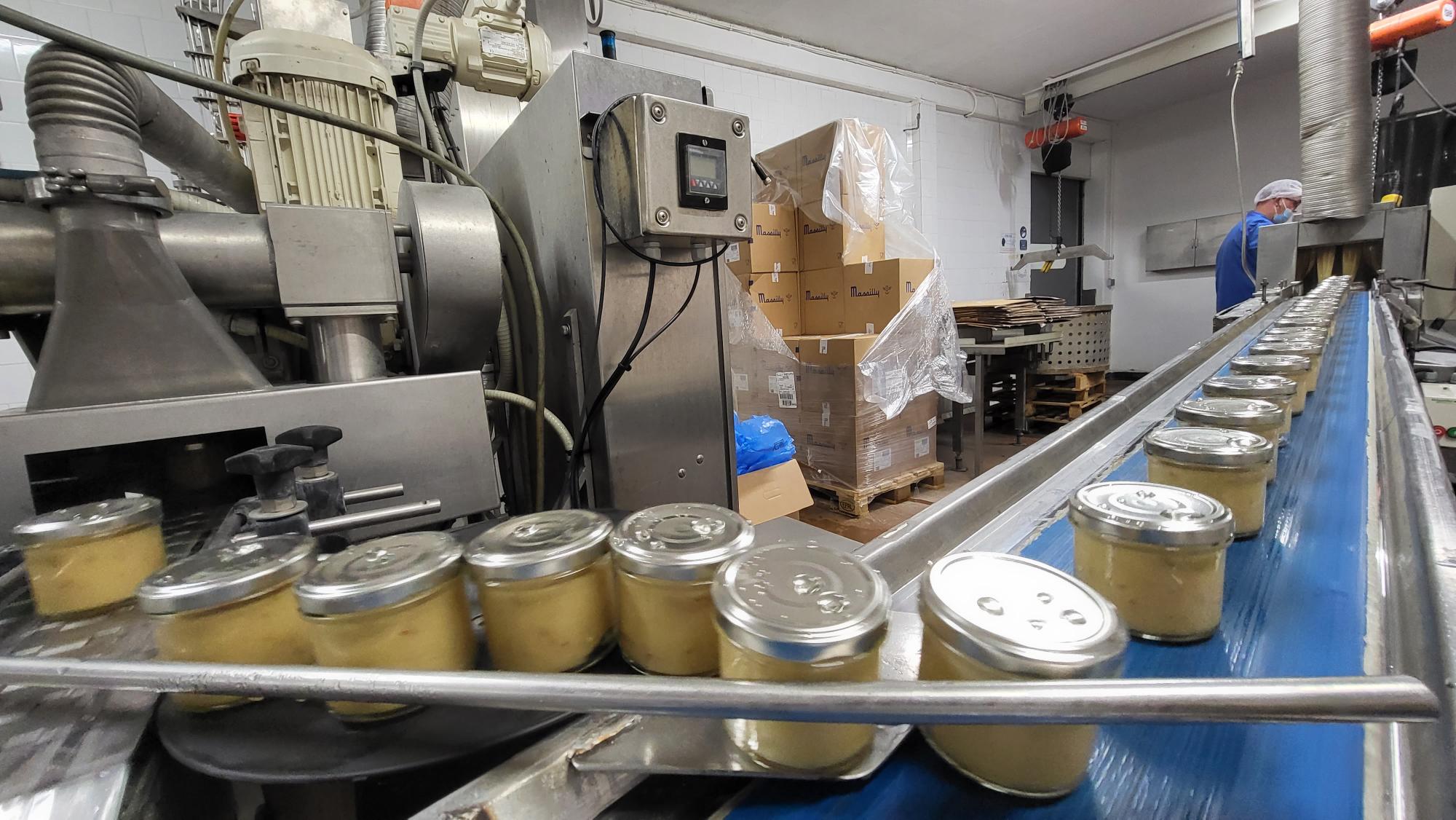 Remplissage automatique des bocaux dans une salle dédiée. (Photo : Anthony Assémat - Entreprises Occitanie)