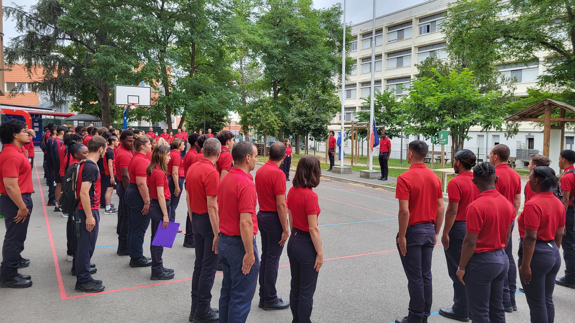 Chaque vendredi, une cérémonie spéciale se tient dans la cour de l'Epide, avec valorisation des jeunes, levée des couleurs et Marseillaise. (Photo : Anthony Assémat - Entreprises Occitanie)