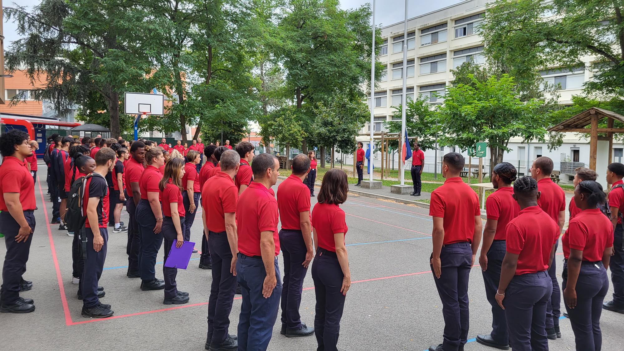 Chaque vendredi, une cérémonie spéciale se tient dans la cour de l'Epide, avec valorisation des jeunes, levée des couleurs et Marseillaise. (Photo : Anthony Assémat - Entreprises Occitanie)