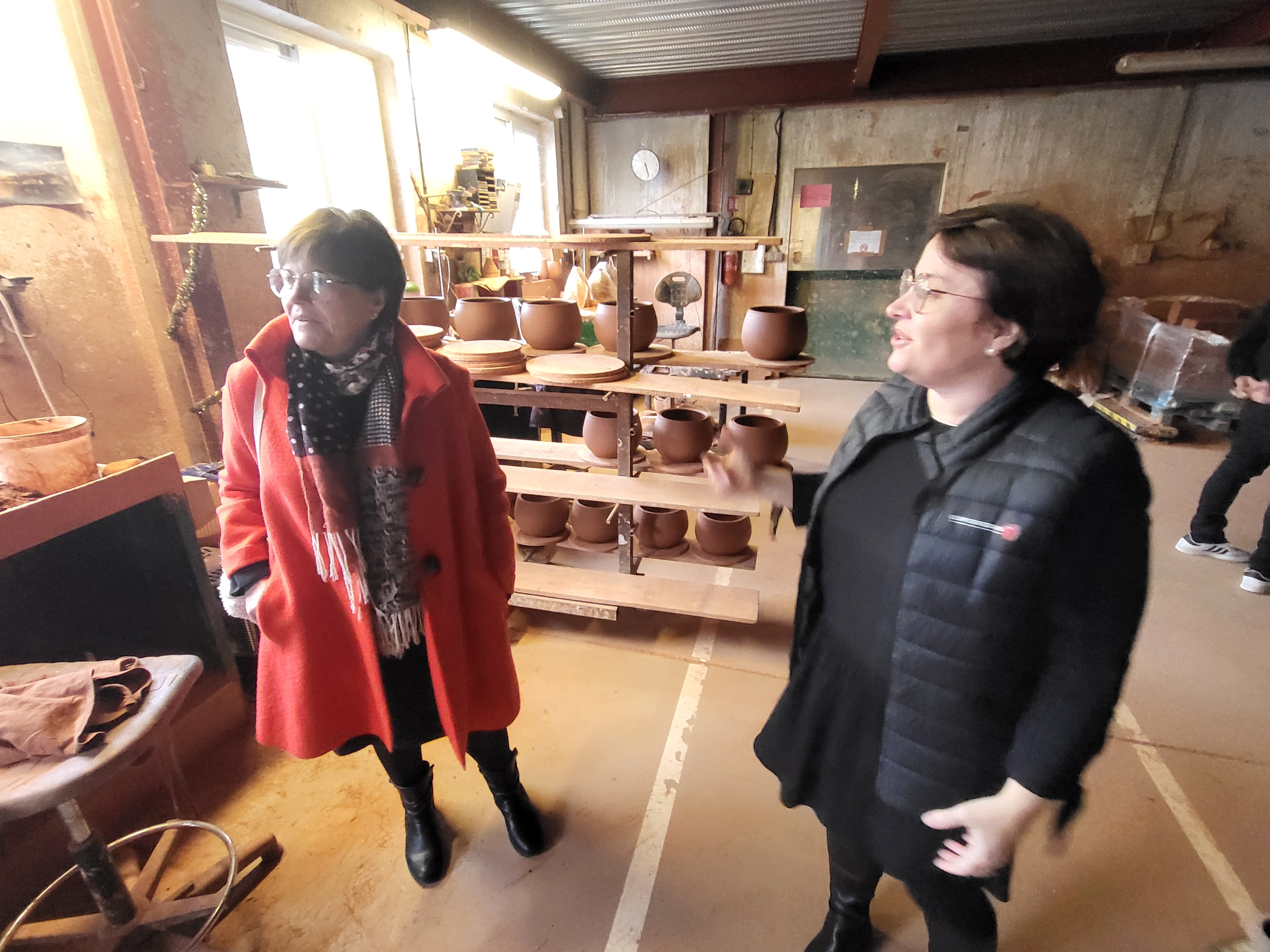 Elisabeth Camillo (à gauche) en compagnie de sa fille, Lore (à droite), l'actuelle gérante des Poteries d'Albi. (Photo : Anthony Assémat - Entreprises Occitanie)