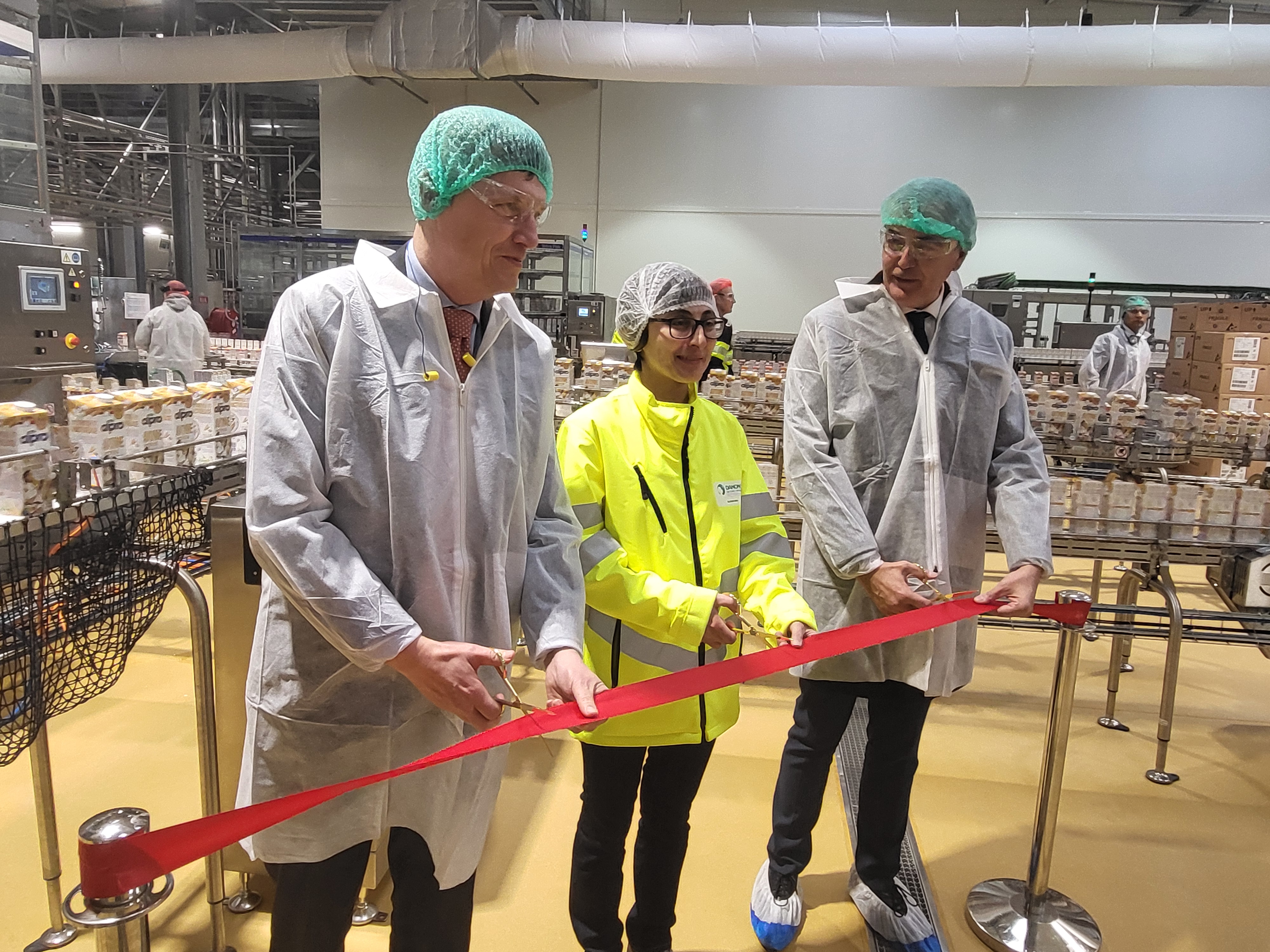 Inauguration de la "nouvelle" usine avec notamment Antoine de Saint-Affrique, directeur général de Danone (à gauche) et Mina Blouri, la nouvelle directrice de l'usine du Gers (au milieu). (Photo : Anthony Assémat - Entreprises Occitanie)