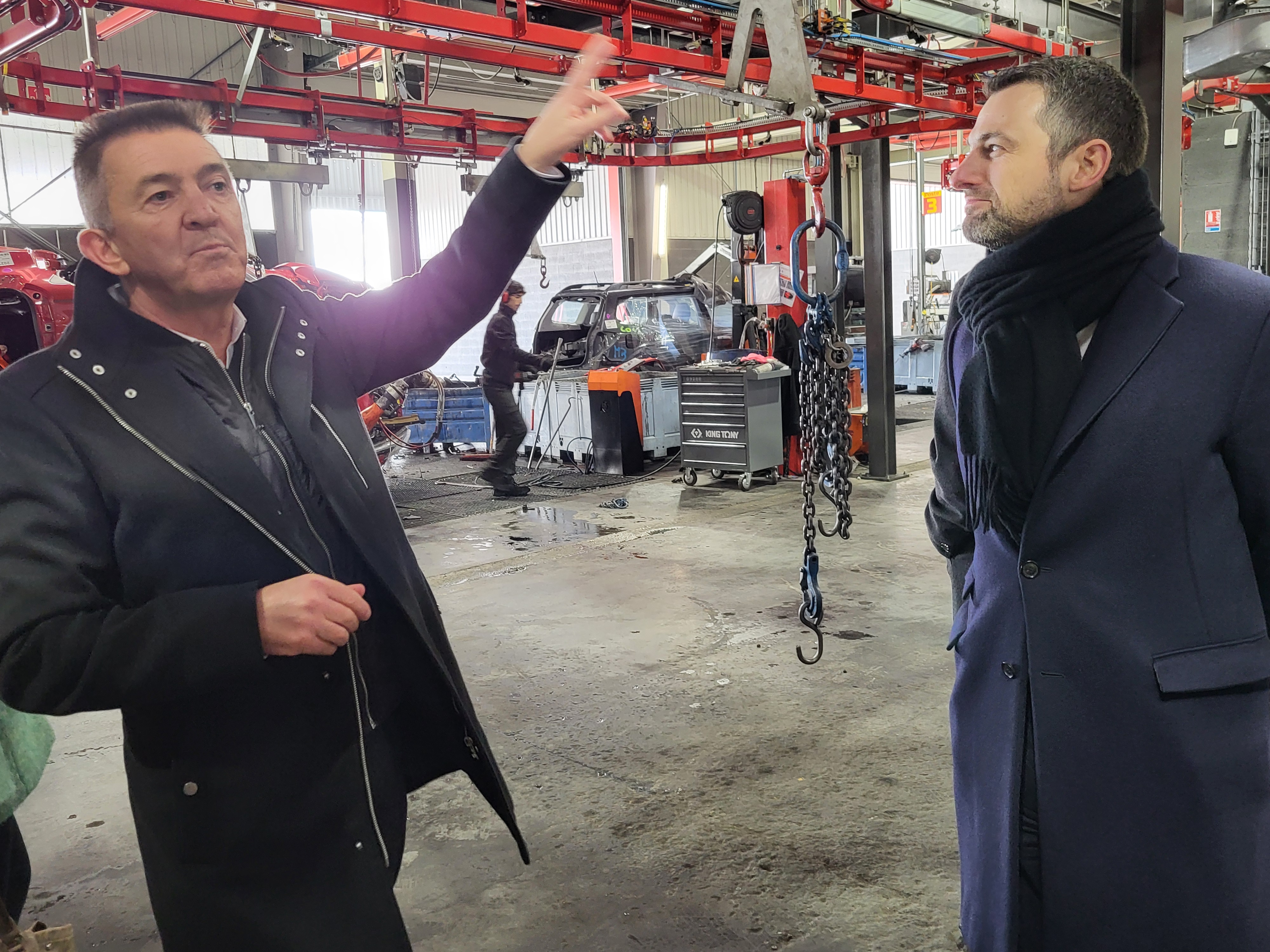 Laurent Hérail (à gauche) a fait visiter son usine à Fabrice le Saché, vice-président du Medef en charge de l'Europe. (Photo : Anthony Assémat - Entreprises Occitanie)
