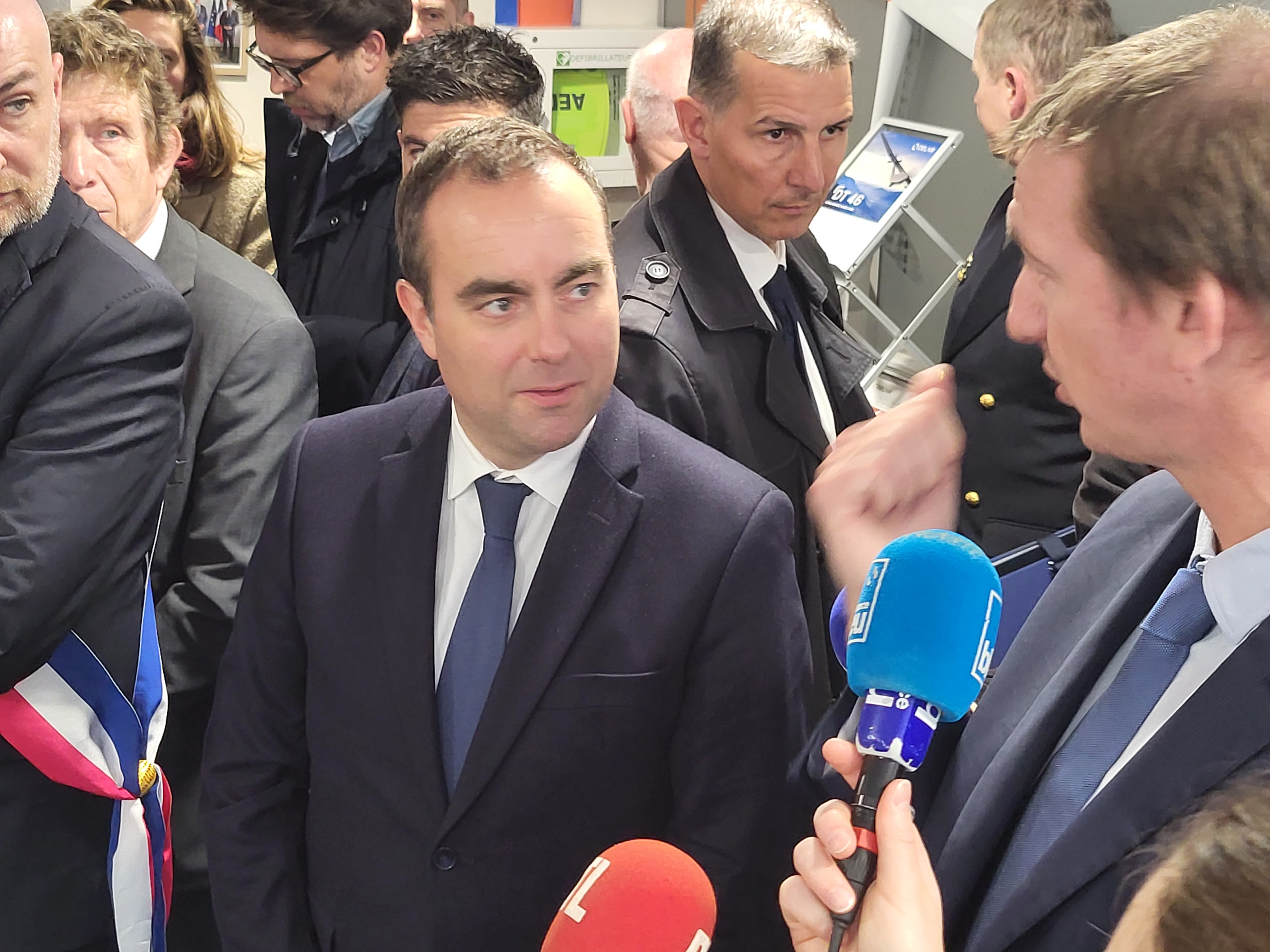 Le ministre des Armées Sébastien Lecornu a loué la stratégie de l'entreprise toulousaine Delair tout au long de sa visite. (Photo : Anthony Assémat - Entreprises Occitanie)