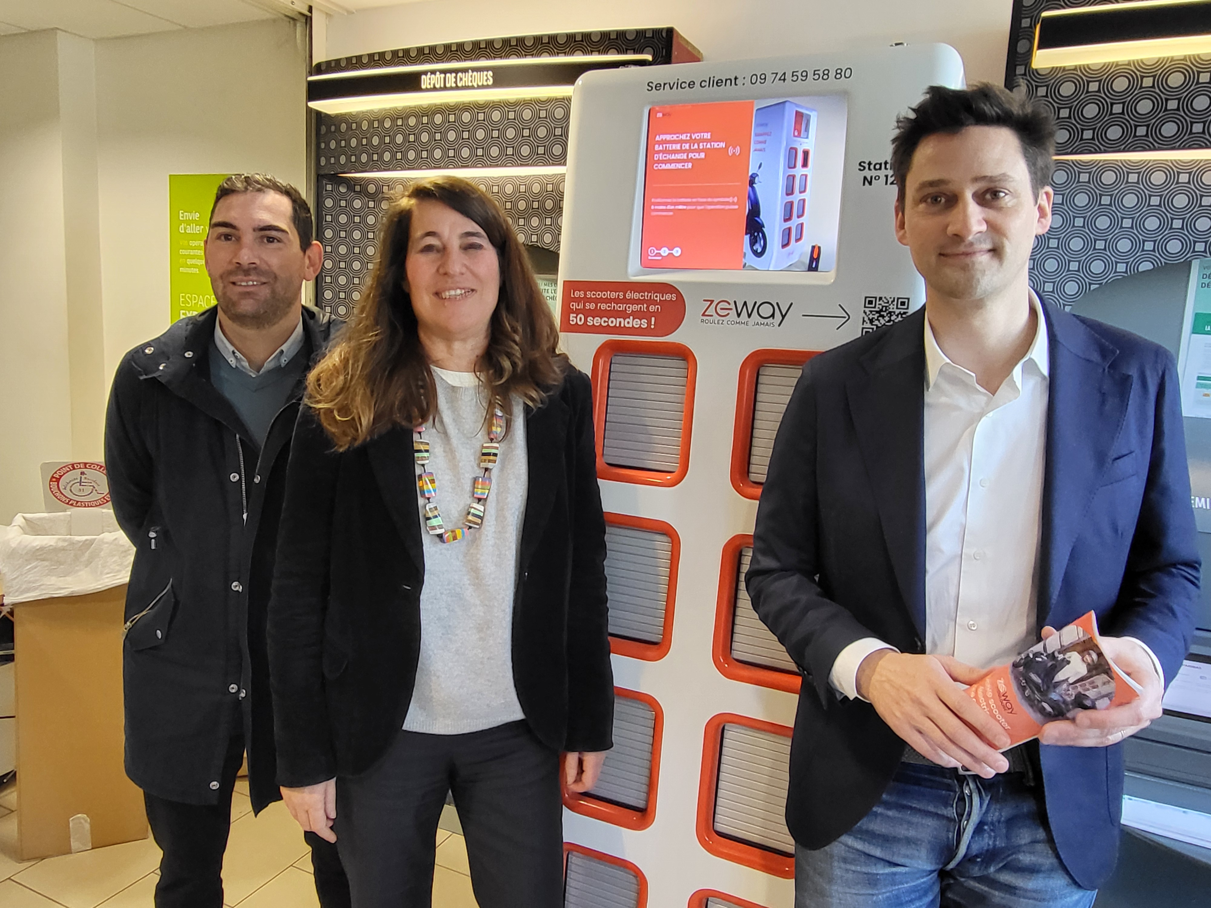Philippe Angles, le directeur commercial de Zeway (à droite) annonce le déploiement de dix stations de recharge à Toulouse et dans l'agglo. (Photo : Anthony Assémat - Entreprises Occitanie)