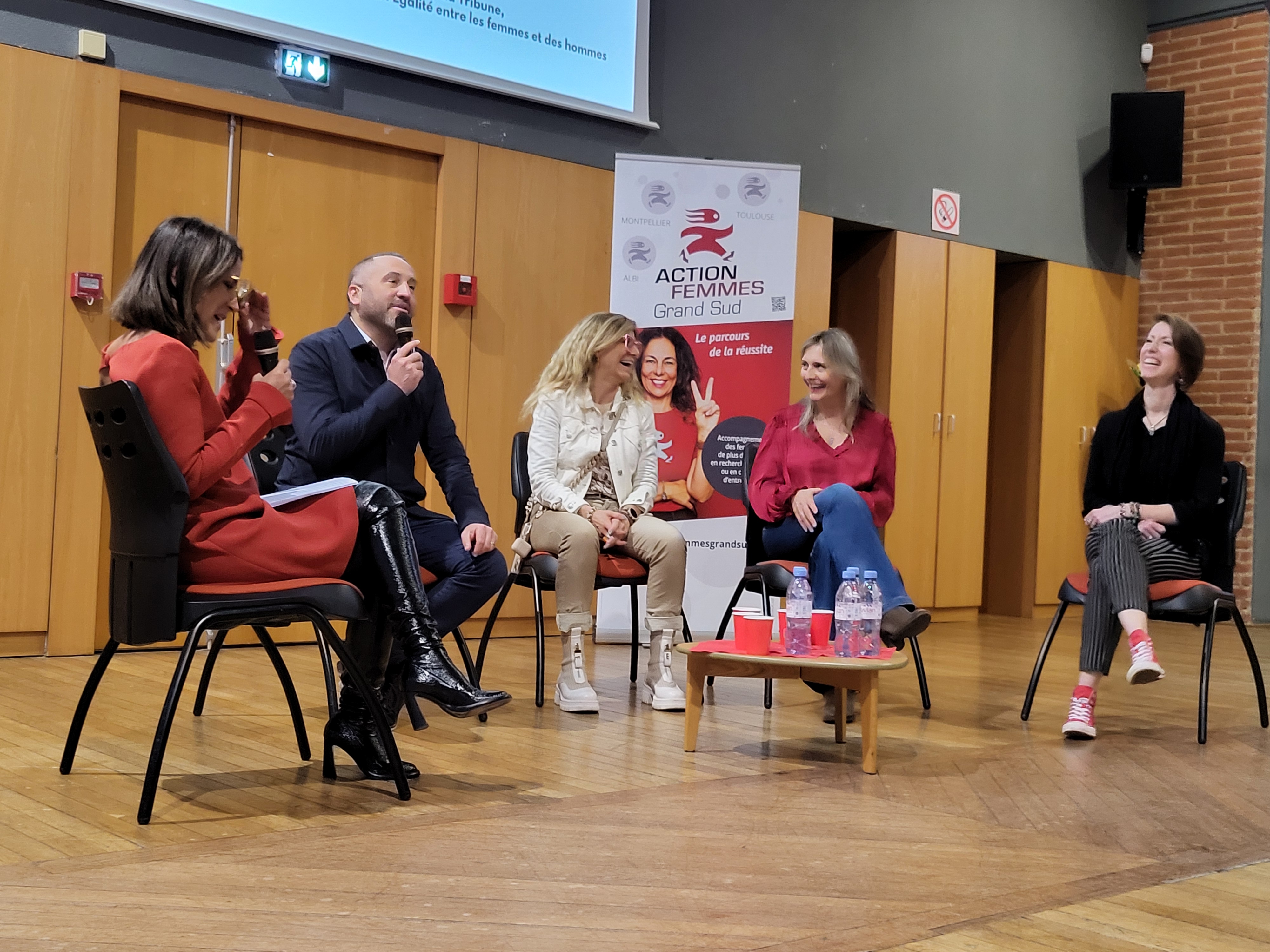 Voici les intervenants de la table ronde : de gauche à droite, Sophie Iborra (animatrice), Pierre Lacazedizeu (fondateur du cabinet Wise RH), Valérie Jmenez (présidente du Groupe Jimenez), Emmanuelle Parache (fondatrice et gérante de Biocenys) et Aurélie Fourment (praticienne en approche neurocognitive et comportementale). (Photo : Anthony Assémat - Entreprises Occitanie)