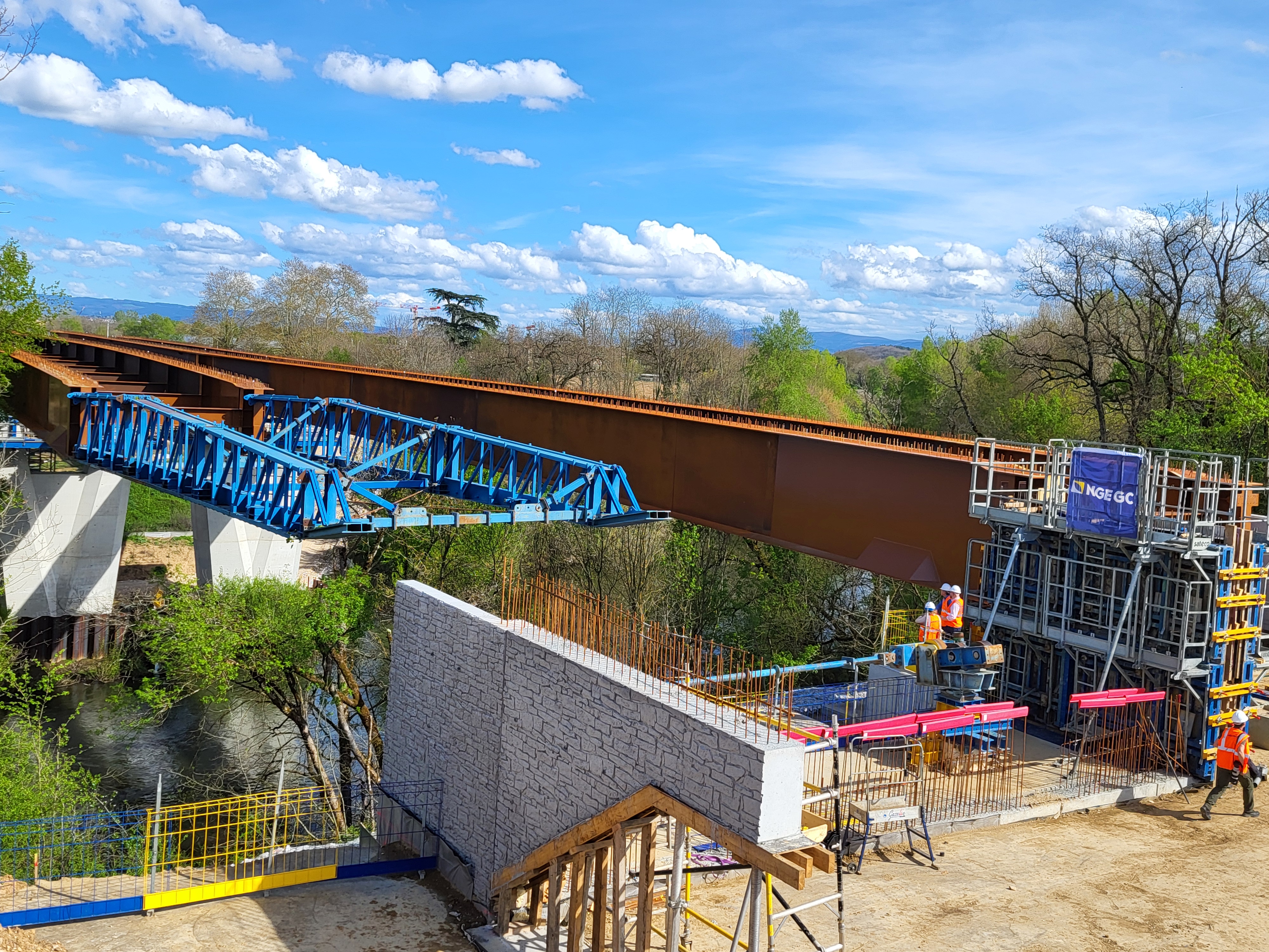 Les deux côtés de l'Agout sont désormais reliés avec la pose des deux charpentes. (Photo : Anthony Assémat - Entreprises Occitanie)