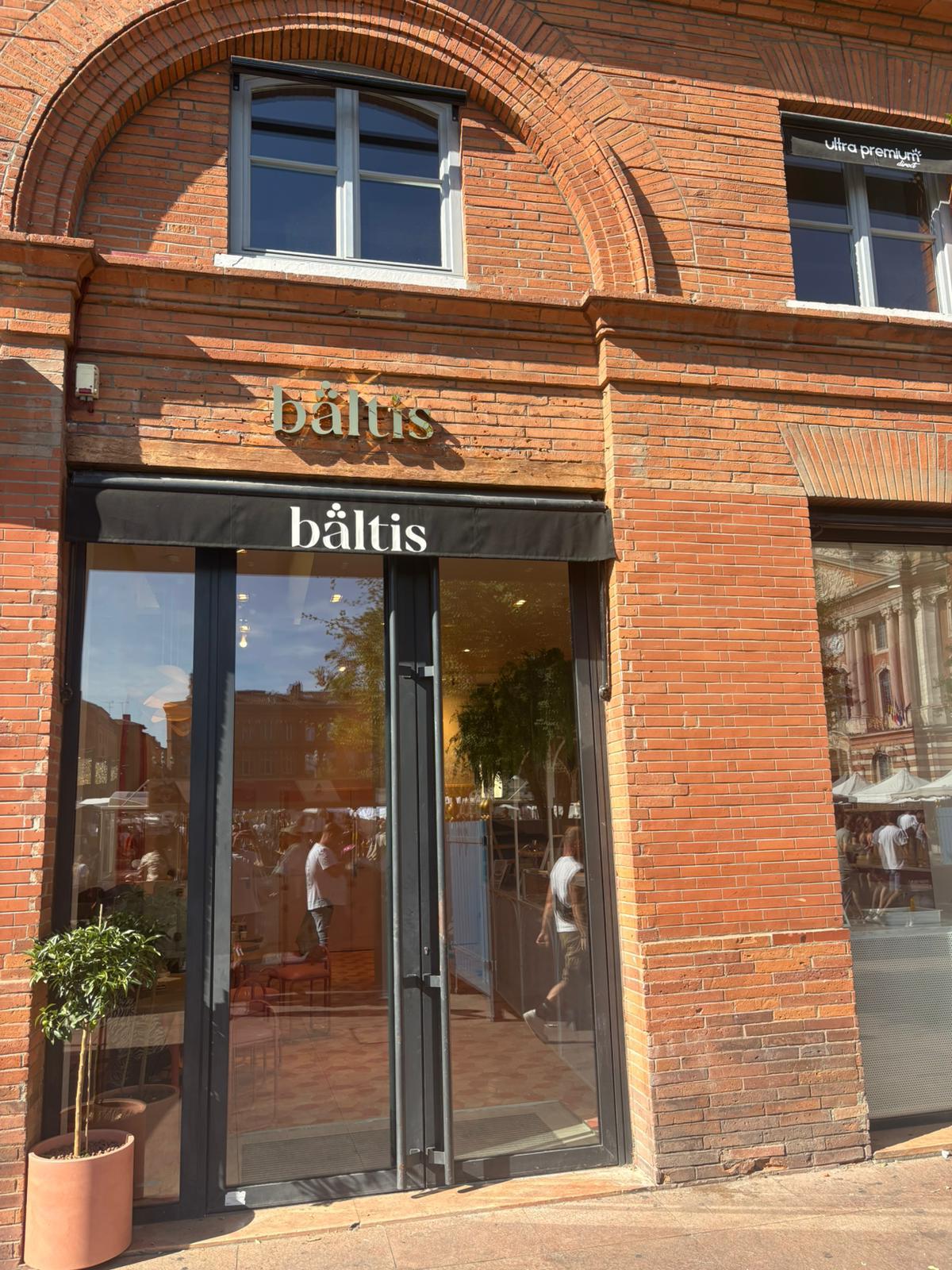 La boutique Bältis Toulouse, située au 20, place du Capitole, est ouverte tous les jours, de 12 heures à 23 heures.