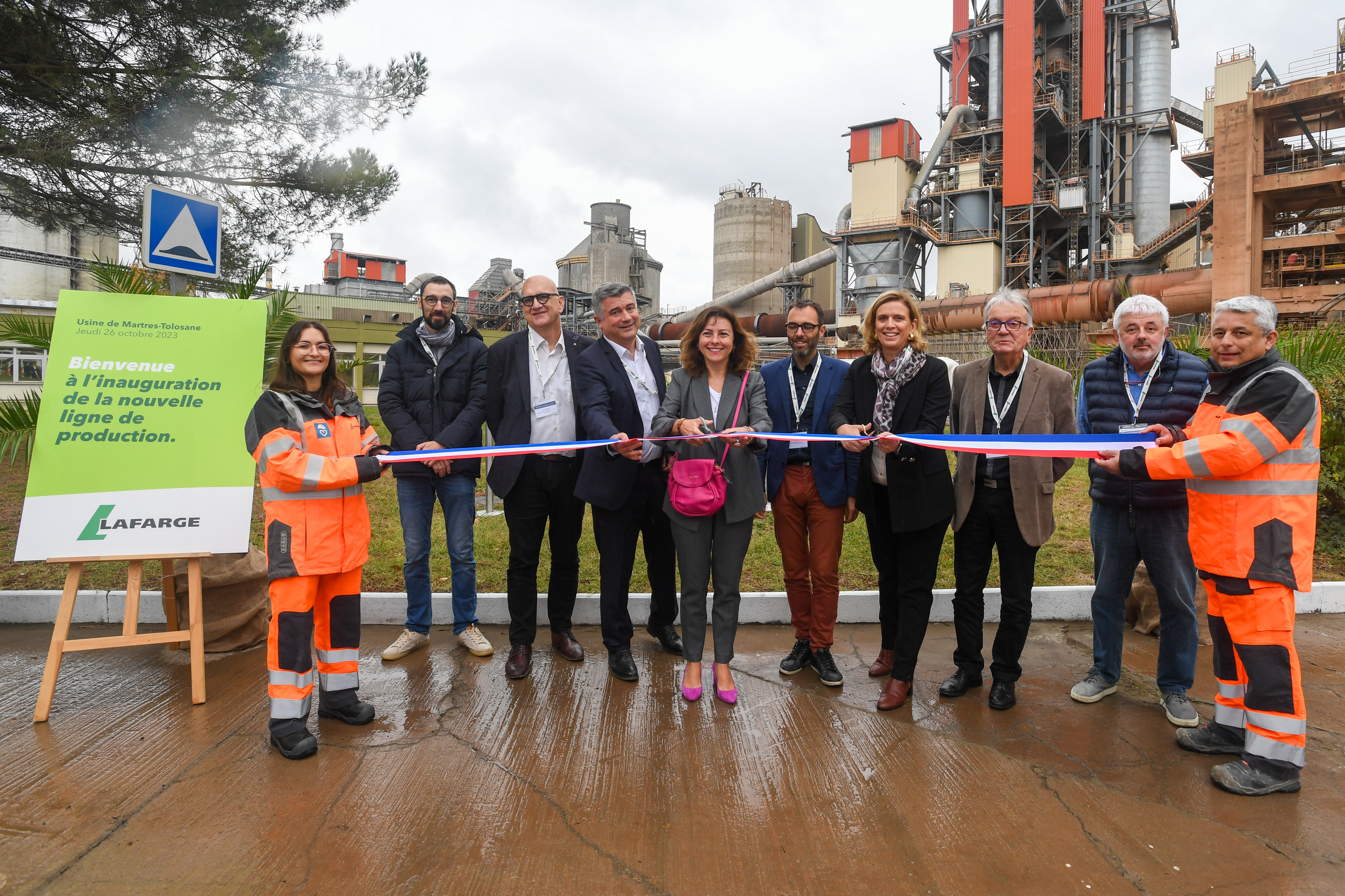 Inauguration du nouvel outil de la cimenterie de Martres-Tolosane, jeudi 26 octobre 2023, en présence de Carole Delga, présidente de la Région Occitanie, et de François Petry, directeur général de Lafarge France. (Photo : Lafarge)