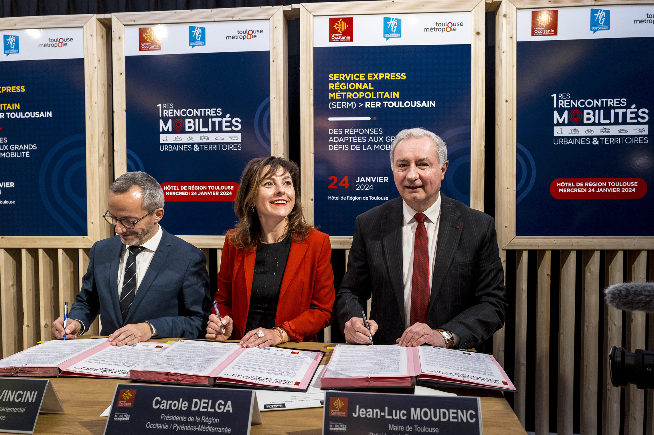 Légende : Sébastien Vincini (président du Conseil départemental de Haute-Garonne), Carole Delga (présidente de la Région Occitanie) et Jean-Luc Moudenc (président de Toulouse Métropole) lors de l’officialisation de la candidature de Toulouse au SERM, mercredi 24 janvier 2024. (Photo : Patricia Huchot-Boissier)