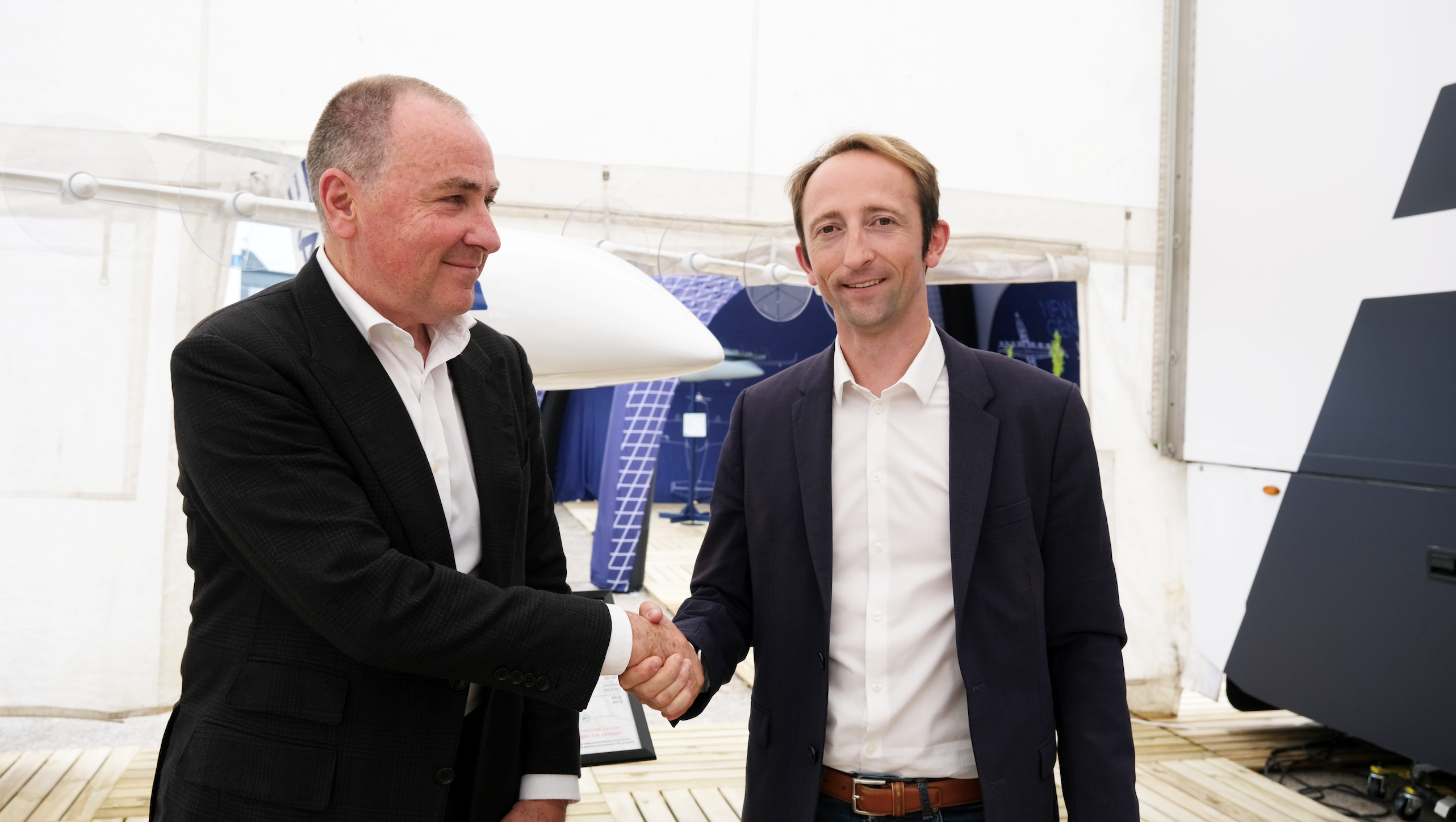 Michel Coulomb, Président d’ELIT'AVIA, et Jérémy Caussade, président d’Aura Aero, lors de la signature du contrat au Salon du Bourget. © Aura Aero