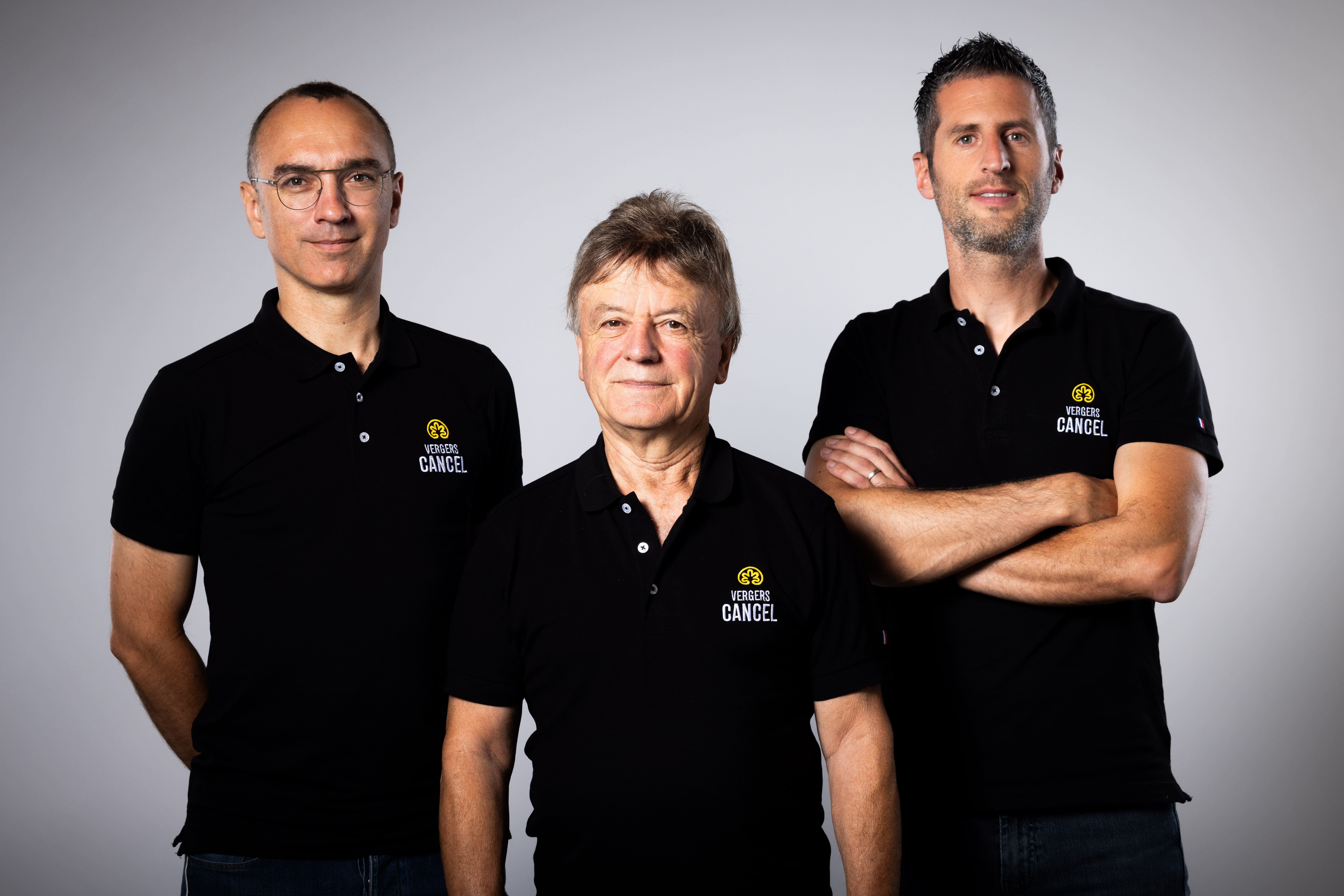 De gauche à droite : Alexandre Cancel, président de Vergers Cancel, Jean-Pierre Cancel, chargé des relations avec les producteurs, et Maxime Gil, directeur général de la société. (Photo : Vergers Cancel)