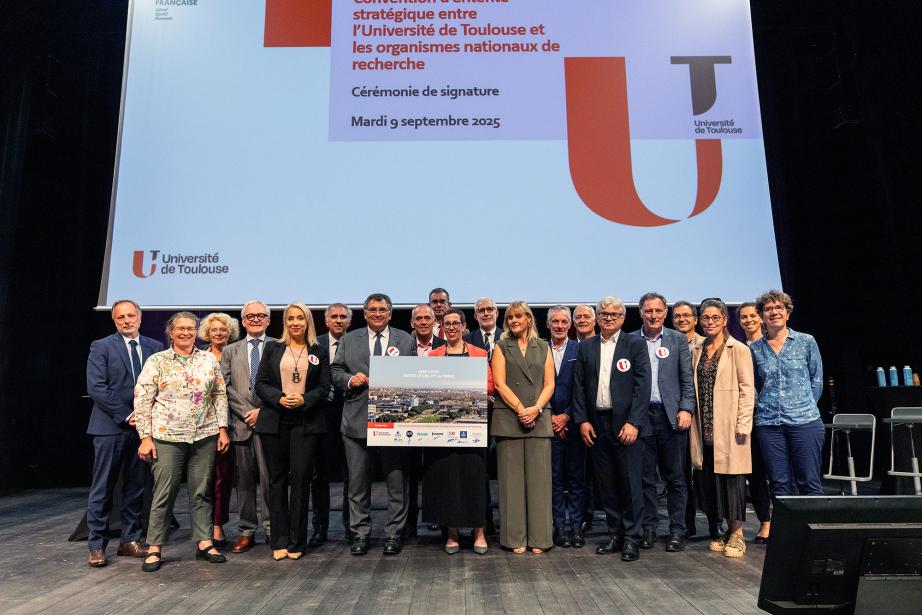 Signature de la convention stratégique entre l’Université de Toulouse et les organismes nationaux de recherche, le 9 septembre 2025. (Photo DCCE)