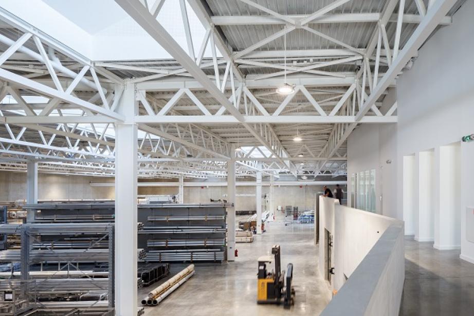 Les mâts en aluminium de Technilum sont conçus, assemblés et distribués depuis l’usine de Lésigno (près de Béziers). ©Kelvin Dolmaire-Technilum.