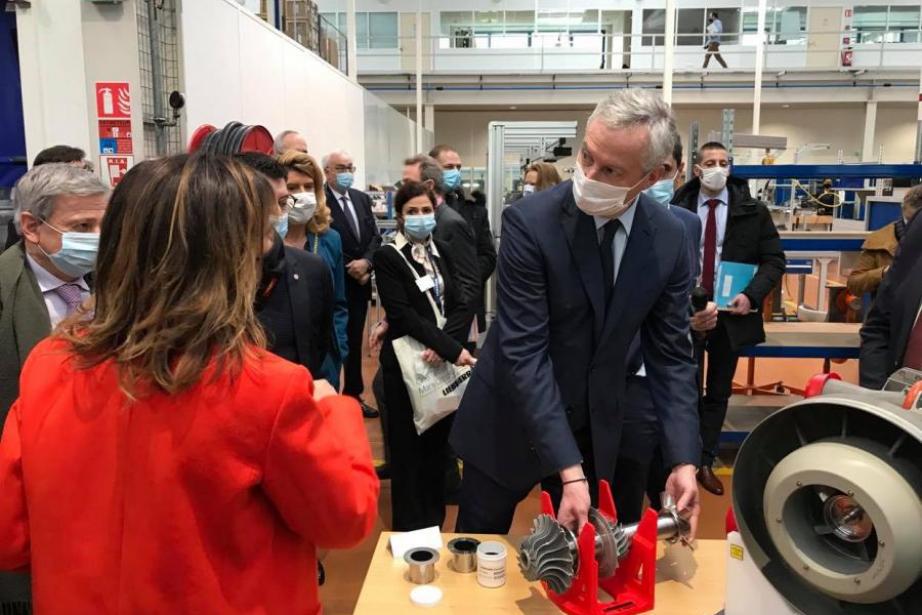 Le ministre de l'Economie Bruno Le Maire visitant l'usine d'Aucamville du groupe Liebherr.