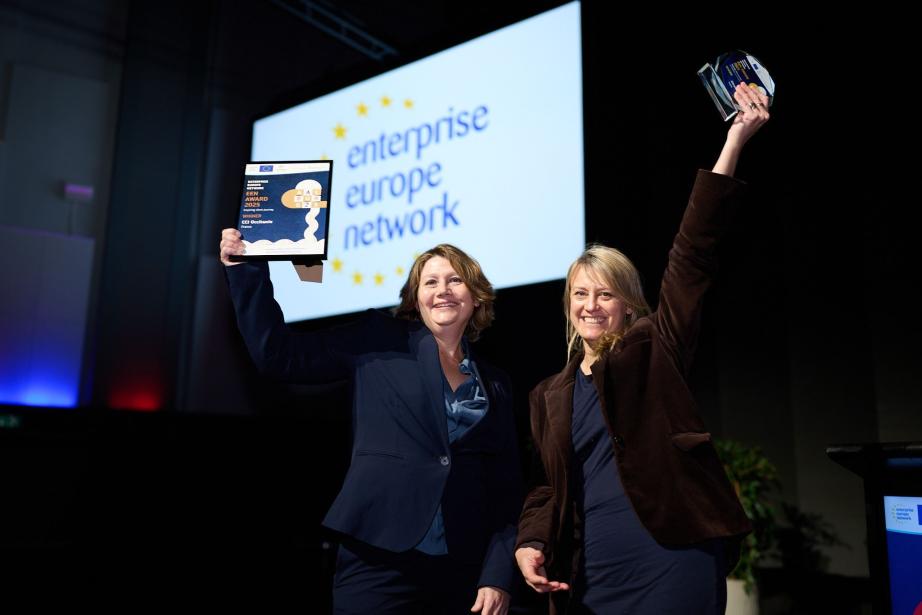 Célia Béline (à doirte), dirigeante de la biotech montpelliéraine Cilcare, aux côtés de sa conseillère du réseau Enterprise Europe Network lors des EEN Awards organisés en décembre dernier au Danemark. (Photo CCI Occitanie) 