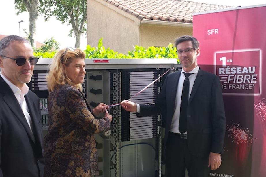 Inauguration de la fibre SFR, de gauche à droite : Thierry Arcari, Conseiller Délégué aux Nouvelles Technologies – Mairie de Saint-Orens-de-Gameville Dominique Faure, Maire Saint-Orens-de-Gameville et Vice-Présidente de Toulouse Métropole Guillaume Fauré, Directeur des Relations Régionales Sud-Ouest de SFR Inauguration de la fibre SFR, de gauche à droite : Thierry Arcari, Conseiller Délégué aux Nouvelles Technologies – Mairie de Saint-Orens-de-Gameville Dominique Faure, Maire Saint-Orens-de-Gameville et Vice-Présidente de Toulouse Métropole Guillaume Fauré, Directeur des Relations Régionales Sud-Ouest de SFR