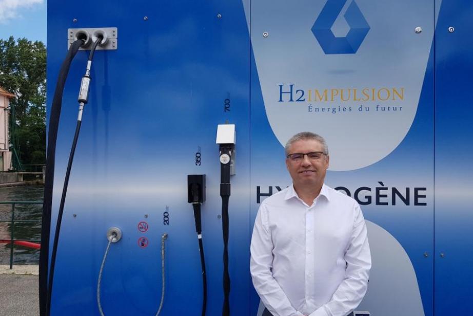 Lilian Cantos devant la station d'hydrogène à quelques mètres de la centrale hydroélectrique Lilian Cantos devant la station d'hydrogène à quelques mètres de la centrale hydroélectrique