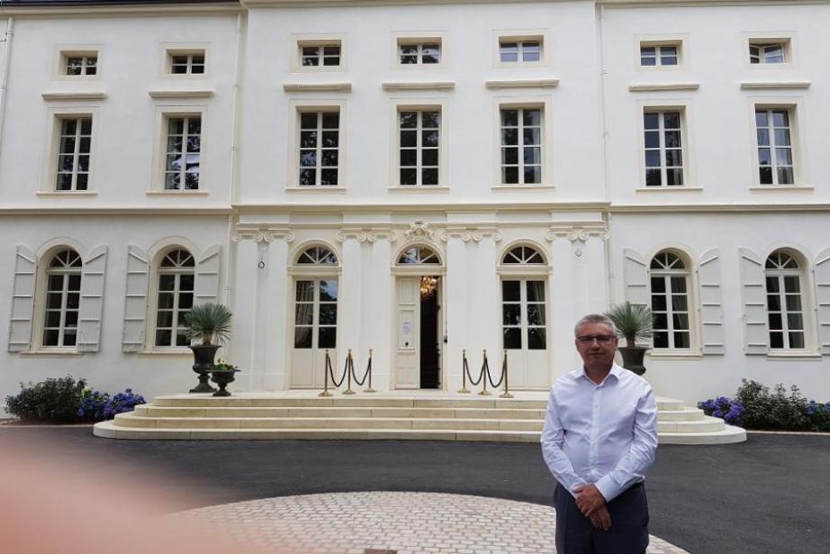 Lilian Cantos devant la façade du Chateau de Longpré