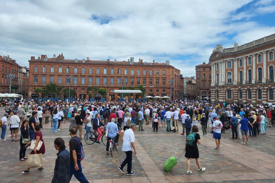 Près de 300 personnes ont répondu à l'appel de l'association des maires de France pour dénoncer les violences urbaines. (Photo : Dorian Alinaghi - Entreprises Occitanie)