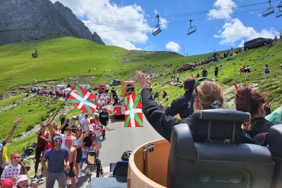 Dans les Pyrénées, les spectateurs applaudissent les caravaniers autant que des coureurs. (Photo : Dorian Alinaghi - Entreprises Occitanie)