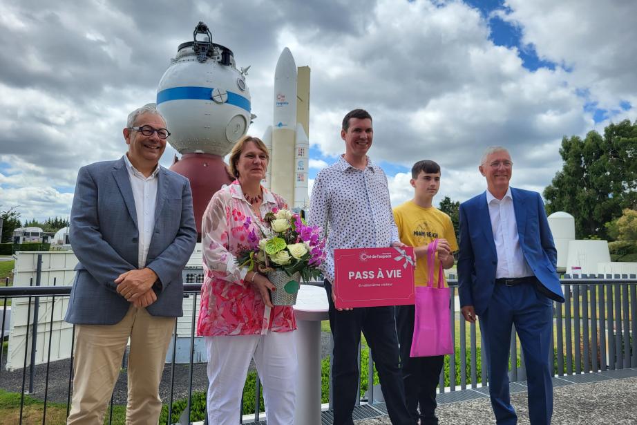 La famille Morin reçoit une entrée à vie à la Cité de l’espace de Toulouse. (Photo : Dorian Alinaghi - Entreprises Occitanie)