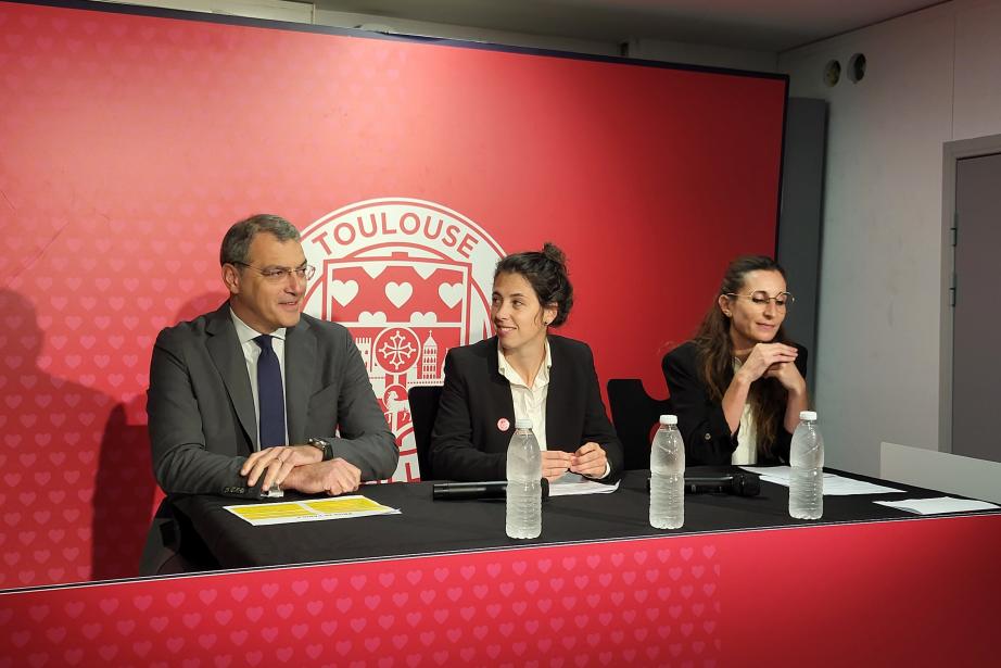 De gauche à droite : Damien Comolli, président du Toulouse Football Club et de son fonds de dotation, Manon Lombard, responsable RSE du Toulouse Football Coeur, et Line Di Guglielmo, chargée de mission RSE. (Photo Dorian Alinaghi - Entreprises Occitanie)