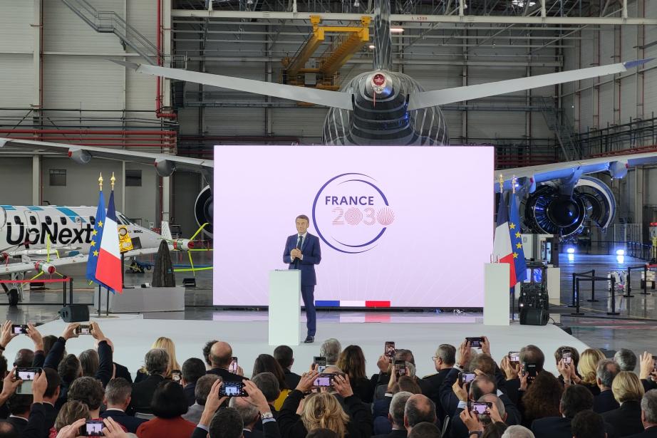 Le Président de la République Emmanuel Macron en déplacement à Airbus pour les deux ans de France 2030. (Photo Dorian Alinaghi - Entreprises Occitanie)