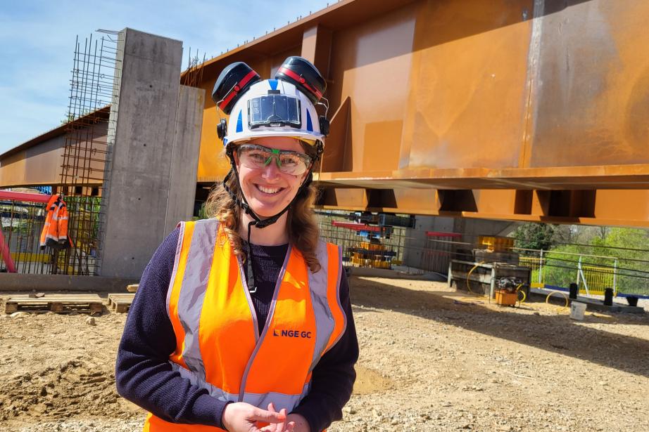 Alexandra Nogues, ingénieure en charge des ouvrages exceptionnels chez NGE Génie civil, devant la deuxième charpente du viaduc de l'Agout. (Photo : Anthony Assémat - Entreprises Occitanie)