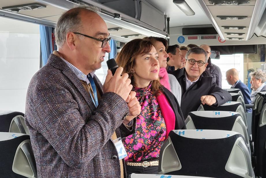 Au premier plan, Vincent Lemaire (PDG de Safra) et Carole Delga (présidente de la Région Occitanie) ont présenté les premiers cars à hydrogène rétrofités d'Europe, mercredi 17 avril 2024 à Albi, dans le Tarn. (Photo : Anthony Assémat - Entreprises Occitanie)