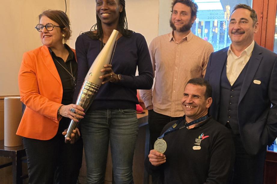 De gauche à droite : les futurs porteurs de la flamme olympique Cathy Méliet, Nodjialem Myaro, Maxime Médard et Omar Bouyoucef en compagnie de Christophe Le Pape (président du directoire de la Caisse d'Epargne Midi-Pyrénées). (Photo : Dorian Alinaghi - Entreprises Occitanie)