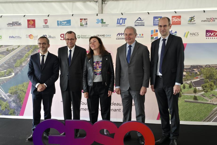 De gauche à droite : Sébastien Vincini (président du Conseil Départemental de Haute-Garonne), Pierre-André Durand (préfet de la région Occitanie), Carole Delga (présidente de la Région Occitanie), Jean-Luc Moudenc (président de Toulouse Métropole) et Matthieu Chabanel (PDG de SNCF Réseau). (Photo : Dorian Alinaghi - Entreprises Occitanie)