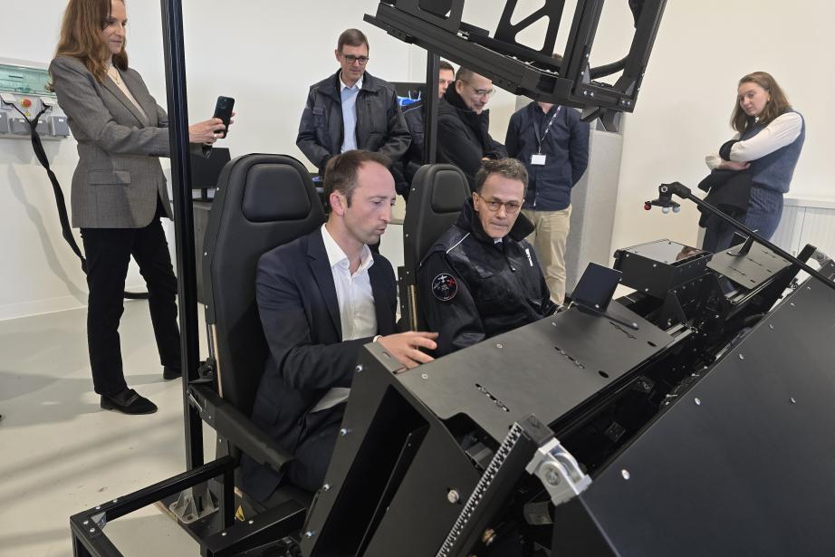 De gauche à droite : Jérémy Caussade, président et co-fondateur d'AURA AÉROJérémy Caussade, Damien Cazé, directeur général de l’Aviation civile. (Photo Dorian Alinaghi Entreprises Occitanie))