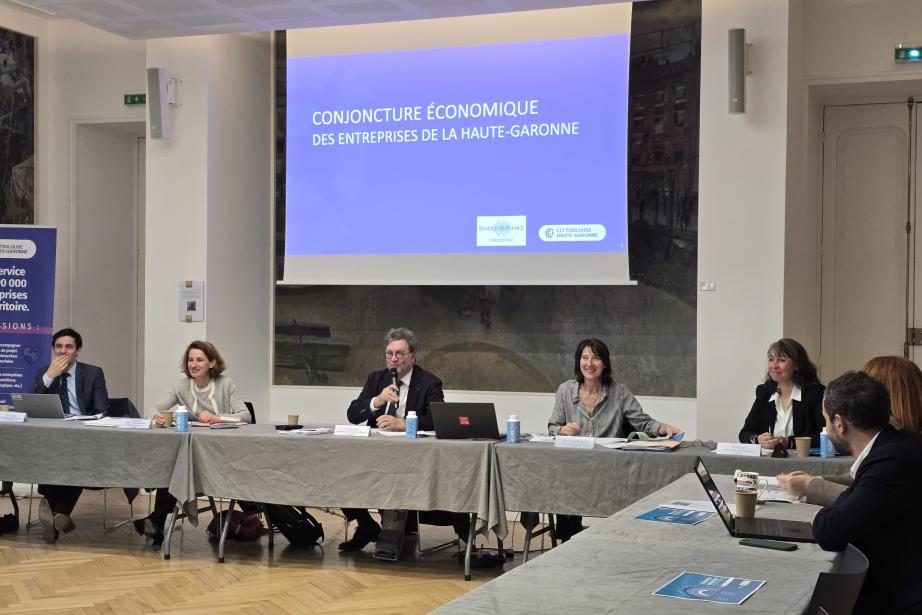 De gauche à droite : Vincent Foussal, responsable du service études économiques, Christine Bardinet, directrice régional de la Banque de France, Patrick Piedrafita, président de la CCI Toulouse Haute-Garonne. Marie-Anne Hugo-Magnan, responsables études et aménagement du territoire et Nadège Fantin, chargée d'études - service études et aménagement du territoire. (Photo Dorian Alinaghi Entreprises Occitanie)
