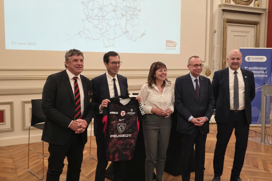 De gauche à droite : Didier Lacroix, président du Stade Toulousain, Jean-Pierre Farandou, président du groupe SNCF, Carole Delga, présidente de la région Occitanie, Pierre-André Durand, préfet de la région Occitanie et de la Haute-Garonne et Jean-François Rezeau, président de la CCI Occitanie. (Photo Dorian Alinaghi Entreprises Occitanie)