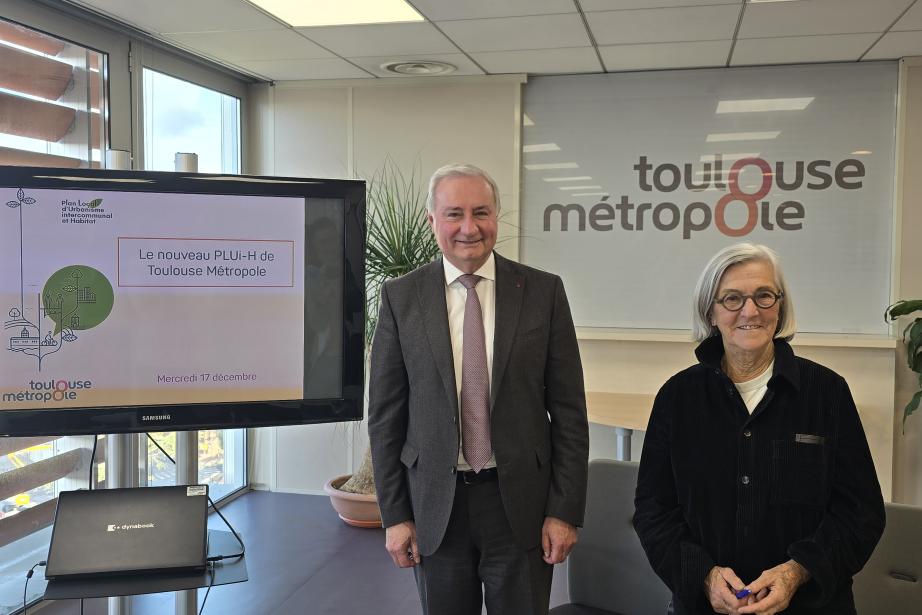 Jean-Luc Moudenc, maire de Toulouse et président de Toulouse Métropole, lors de la conférence de presse dédiée au PLUi-H, en présence d’Annette Laigneau, vice-présidente en charge de l’urbanisme. L’élu a salué quatre années de travail collectif et a remercié l’ensemble des maires des 37 communes, mobilisés pour bâtir un document intégrant les exigences de la loi Climat et Résilience. (Photo Dorian Alinaghi)