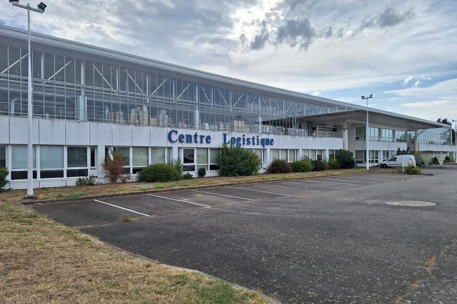 Derrière les quelque 7 700 références du magasin, un défi très concret : inventorier les stocks et préparer le passage de relais tout en continuant à répondre aux besoins des sites. (Photo DGAC Toulouse) 