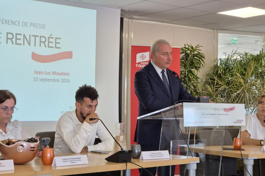 Jean-Luc Moudenc, maire de Toulouse et président de Toulouse Métropole, lors de la conférence de presse dédiée au PLUi-H, en présence d’Annette Laigneau, vice-présidente en charge de l’urbanisme. L’élu a salué quatre années de travail collectif et a remercié l’ensemble des maires des 37 communes, mobilisés pour bâtir un document intégrant les exigences de la loi Climat et Résilience. (Photo Dorian Alinaghi)