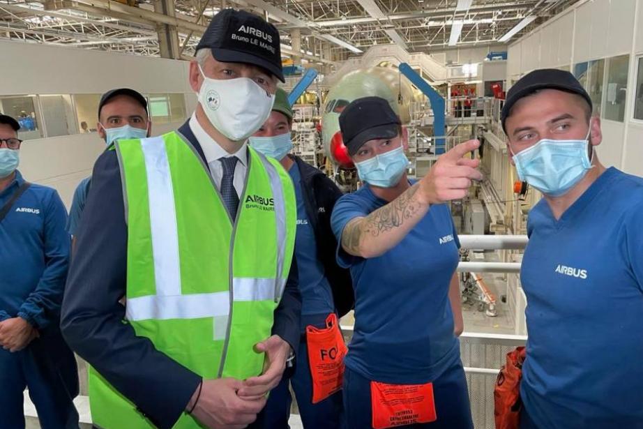 Le ministre de l'économie aux côtés d'une employée d'Airbus Le ministre de l'économie aux côtés d'une employée d'Airbus