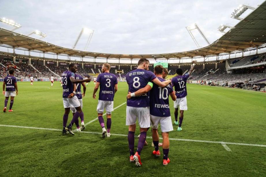Le Toulouse Football Club est un club de football français créé en 1937, aujourd’hui présidé par Damien Comolli et entraîné par Philippe Montanier. Le Toulouse Football Club est un club de football français créé en 1937, aujourd’hui présidé par Damien Comolli et entraîné par Philippe Montanier.