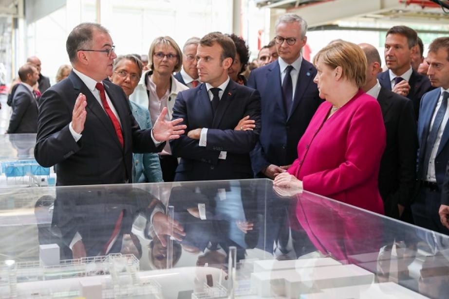 Philippe Mhun, directeur des programmes Airbus, Emmanuel Macron et Angela Merkel, lors de leur visite. ©Rémi Benoît. 