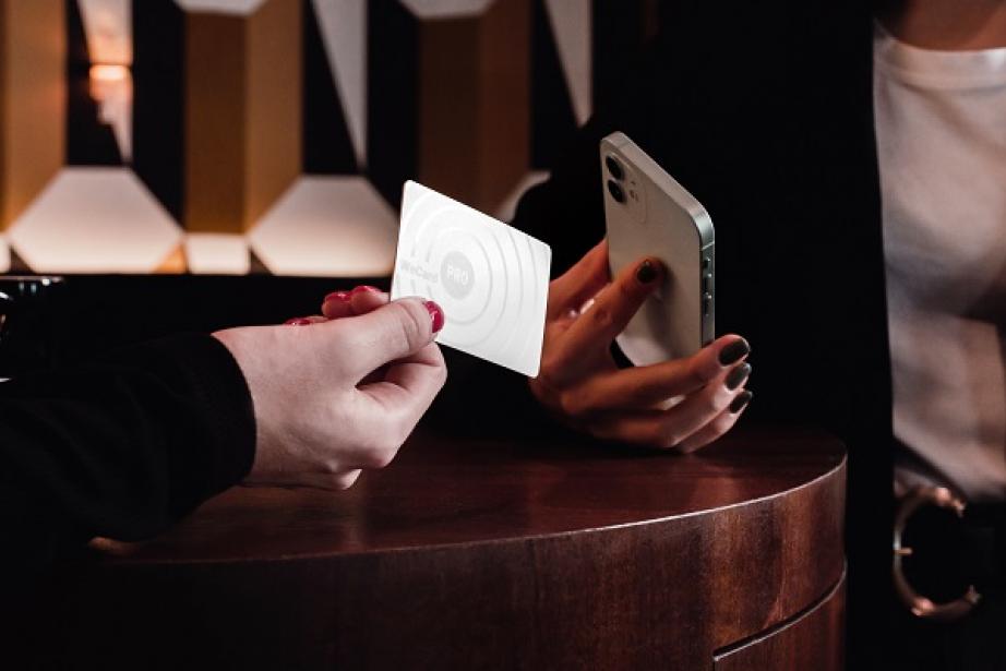 Trois versions sont proposées pour ce nouveau modèle We Card Pro : support blanc, noir ou bois.