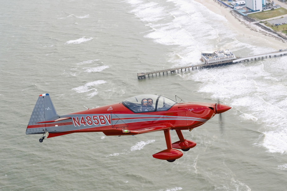 L'INTEGRAL R survolant la jetée de Daytona Beach. (Photo James Darcy)
