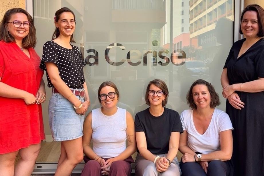 De gauche à droite : Émilie Rodriguez, chargée de relations médias, Bérénice Laconte, chargée de relations médias, Coppélia Bedet, chargée de relations médias junior, Chloé Torz-Dupuis, directrice conseil & co-fondatrice, Sophie Lacroix, directrice conseil & co-fondatrice et Lauren Wharton, chargée de relations médias. (Photo La Cerise)