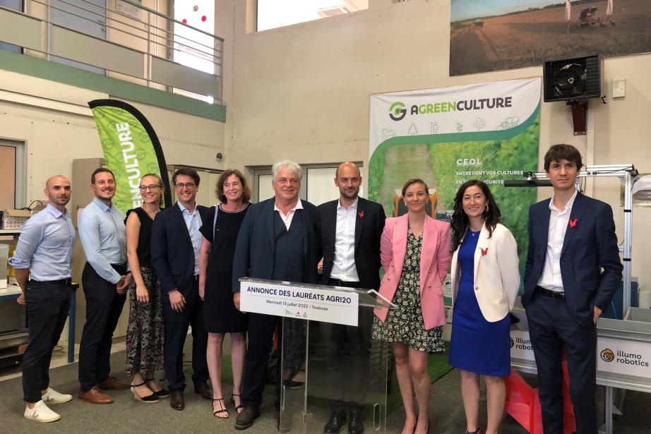 Les 5 lauréats toulousains d'Agri20 (Micropep Technologies, NaïoTechnologies, Agreenculture, Asclepios Tech, Green Spot) autour du ministre délégué chargé de la transition numérique et des télécommunications Jean-Noël Barrot, du président du pôle Agri Sud-Ouest Innovation Cédric Cabanes et de Sandrine Jullien-Rouquié, présidente de French Tech Toulouse.