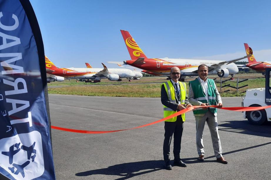 Alexandre Brun, président de TARMAC Aerosave et Philippe Baubay, président de Pyrénia, inaugurent les nouveaux parkings de stockage avion.