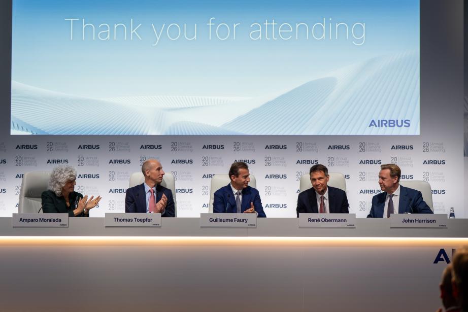 De gauche à droite : Amparo Moraleda, qui prendra la présidence du conseil d’administration d’Airbus le 1er octobre 2026, Thomas Toepfer, directeur financier du groupe, Guillaume Faury, président exécutif d’Airbus, René Obermann, actuel président du conseil d’administration, et John Harrison, general counsel du groupe. (Photo : Airbus)