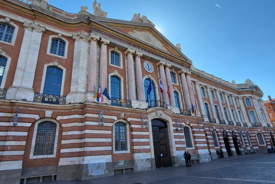 En raison de la retransmission sur écran géant du TFC, du Stade Toulousain et de la Traviata, les terrasses seront fermées place du Capitole à Toulouse, samedi 29 avril 2023. (Photo : Anthony Assémat - Entreprises Occitanie)