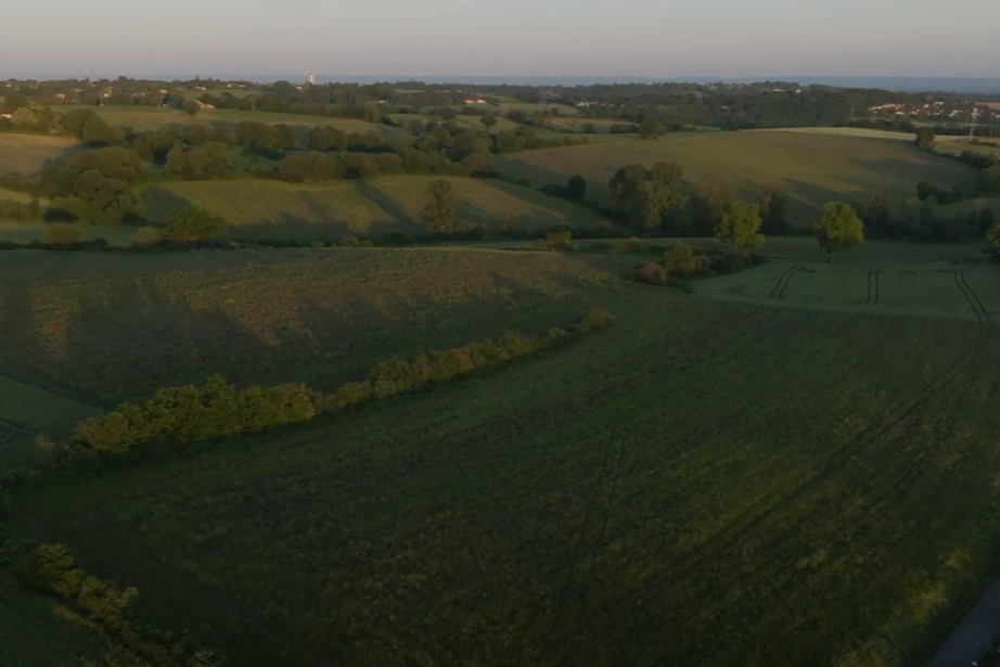 Vue aérienne de l’Agri-parc d’Auzeville, situé à moins de 15 km de la place du Capitole. Une proximité immédiate avec Toulouse qui permet aux productions locales d’approvisionner directement les marchés et restaurants de la métropole. (Photo Sicoval)