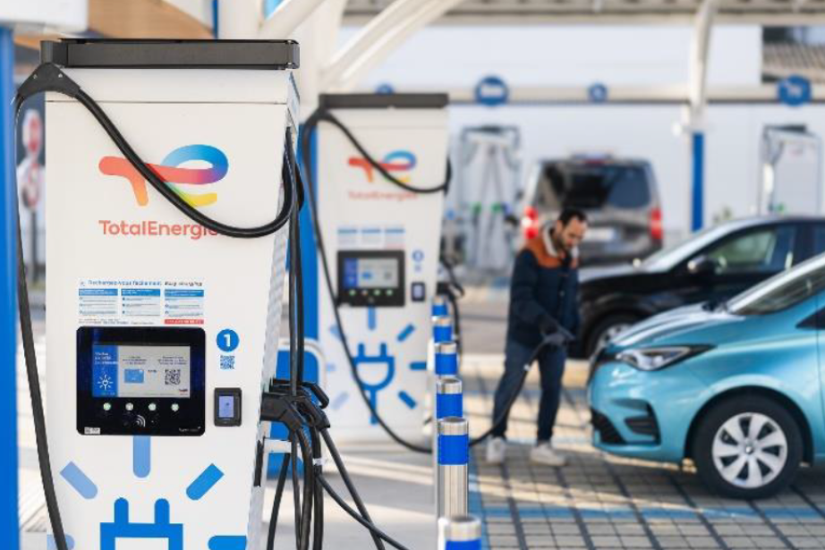Borne de recharge haute puissance dans une station TotalEnergies de Toulouse : à partir du 1er septembre, le prix chute à 0,45 €/kWh, offrant jusqu’à 25 % d’économie aux automobilistes. (Photo TotalEnergies)